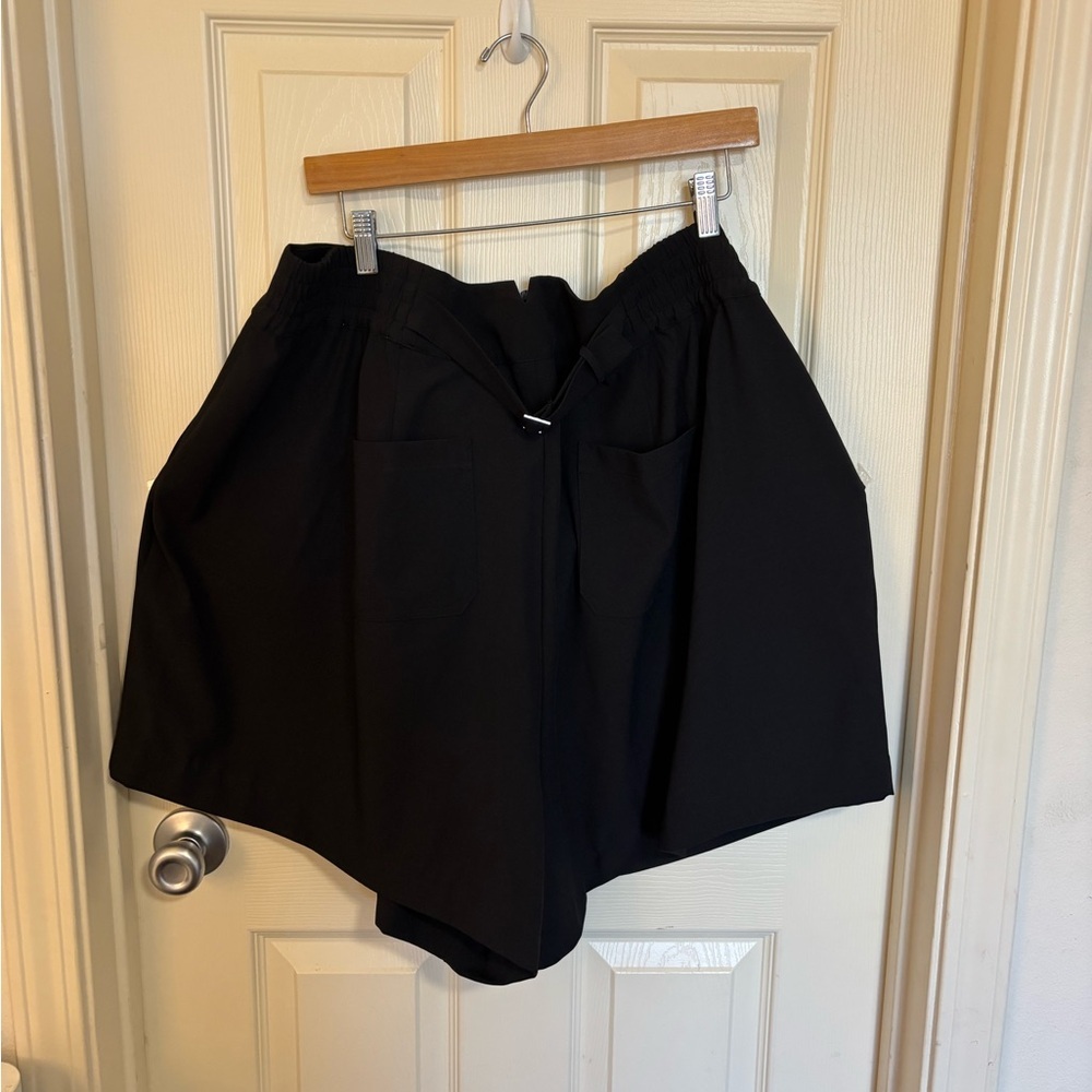 Torrid Wide‑Leg Studio Crepe Shorts – Black – Size 24 – EUC - Picture 4 of 4
